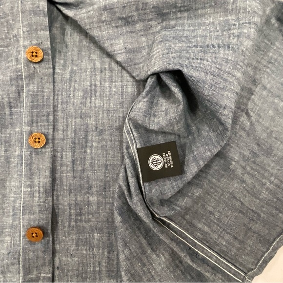 NWT Men's UNDER TWO FLAGS Medium Wooden Button Long Sleeve Denim Shirt - Picture 5 of 8